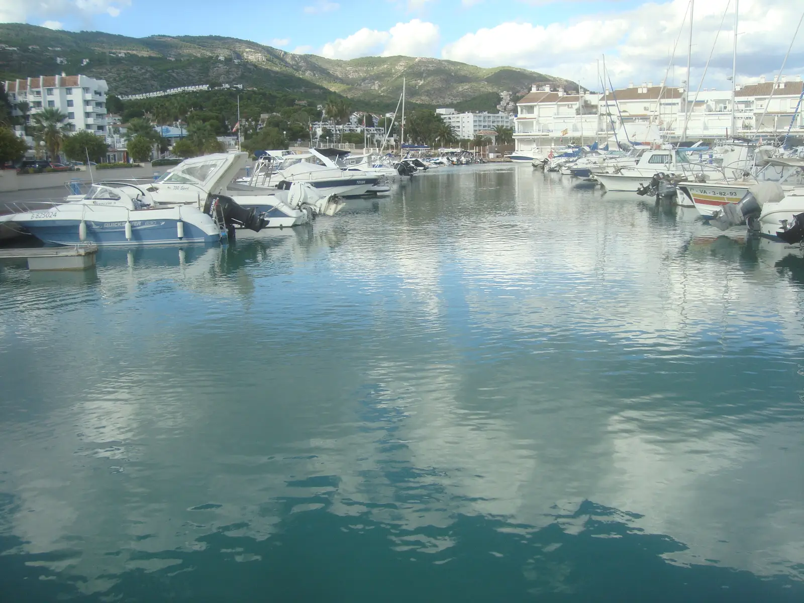 Puerto deportivo de Alcossebre con la sierra al fondo
