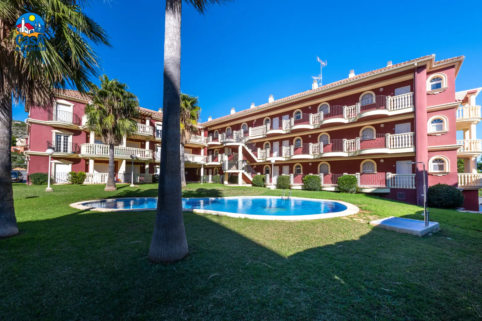 Jardin avec palmiers et piscine commune des appartements Madeira à Alcossebre, en Espagne