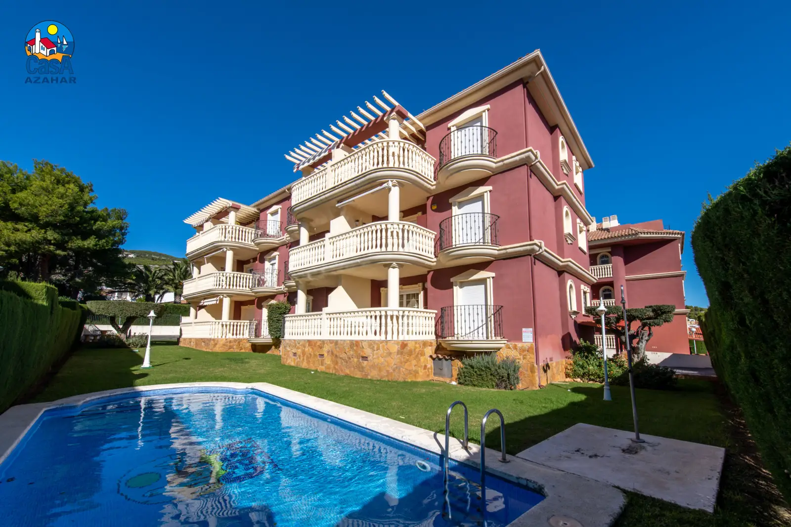 Piscina de los Apartamentos Madeira junto al edificio