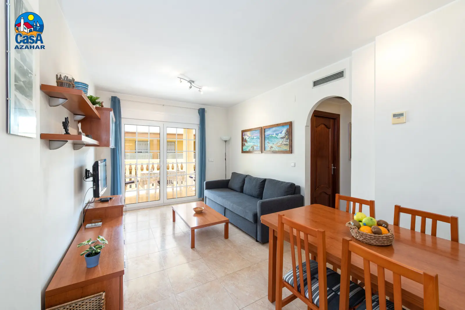 Séjour lumineux d'un appartement Madeira de deux chambres
