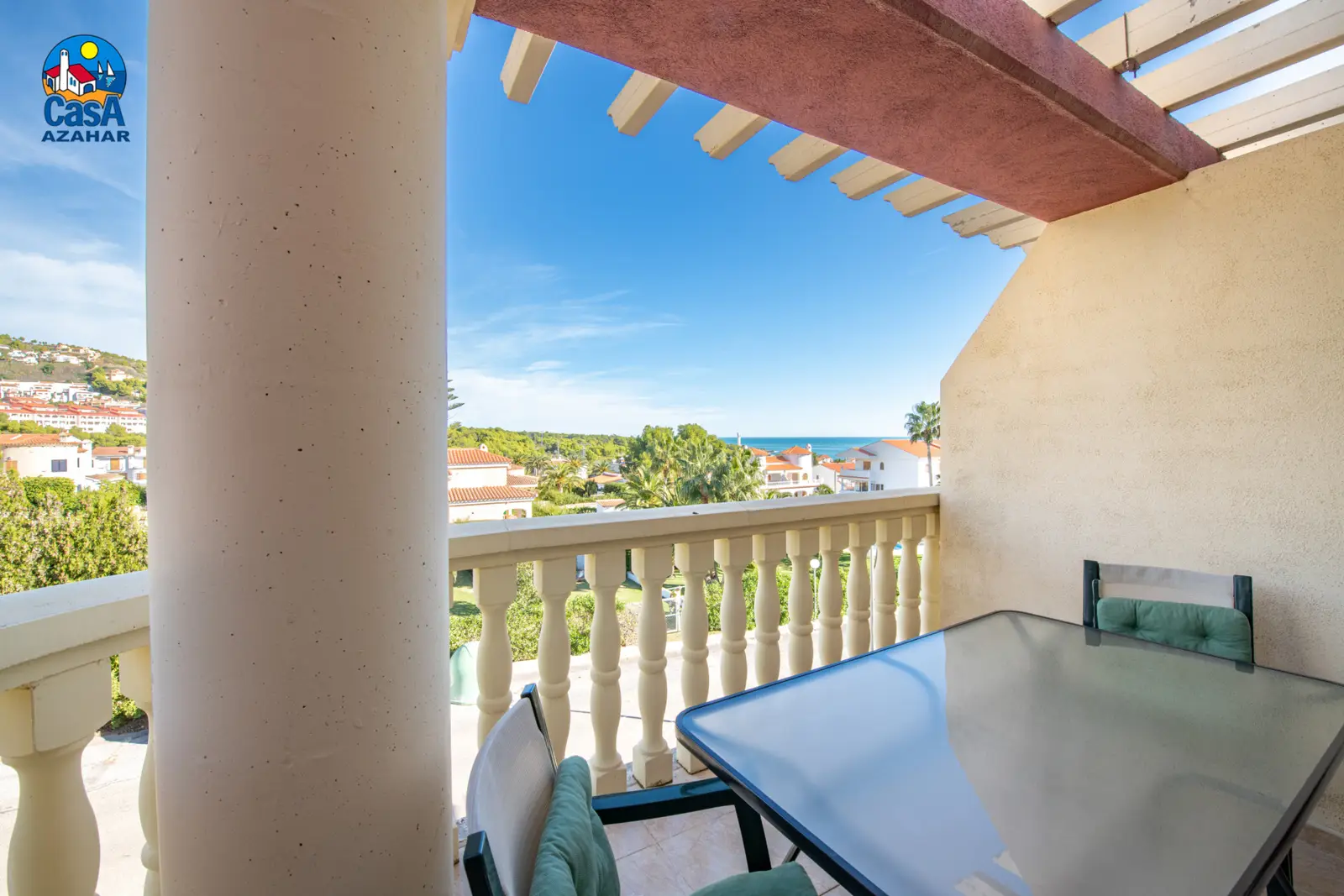 Terrasse d'un appartement Madeira avec vue sur la mer et le village d'Alcossebre