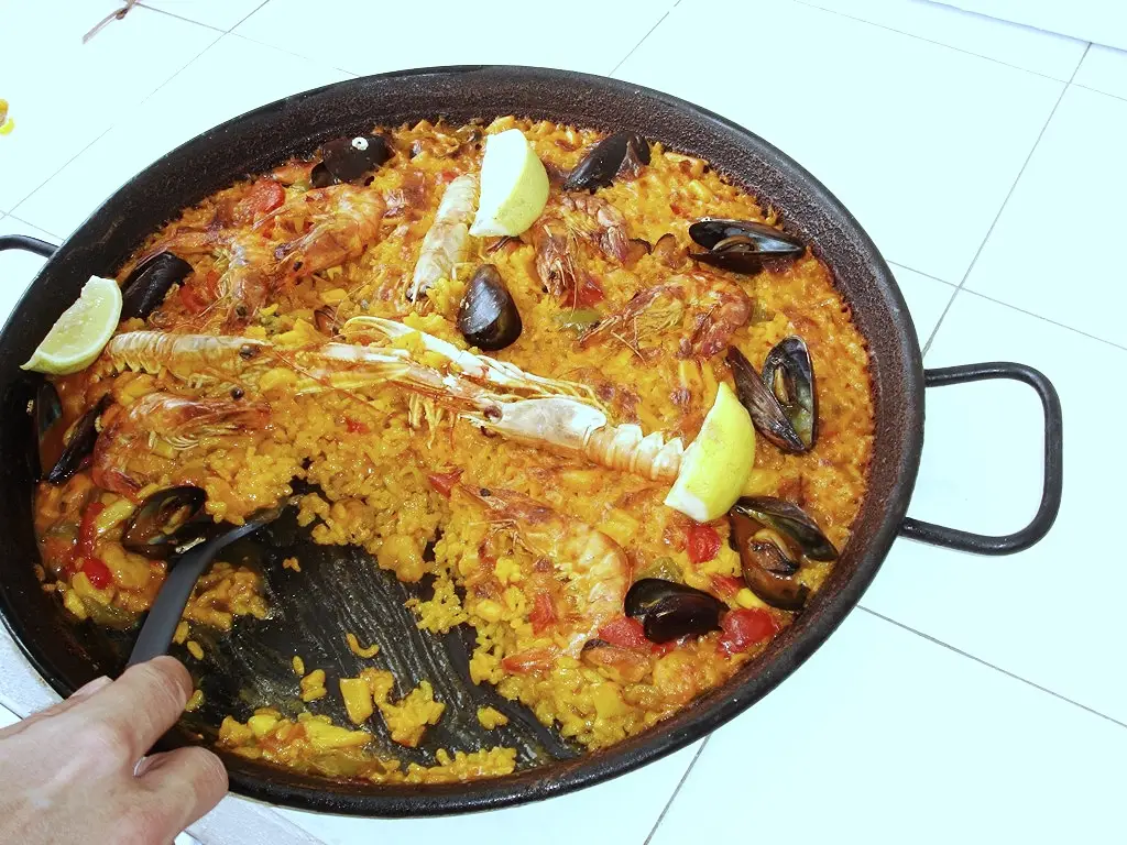 Paella de marisco servida en Alcossebre