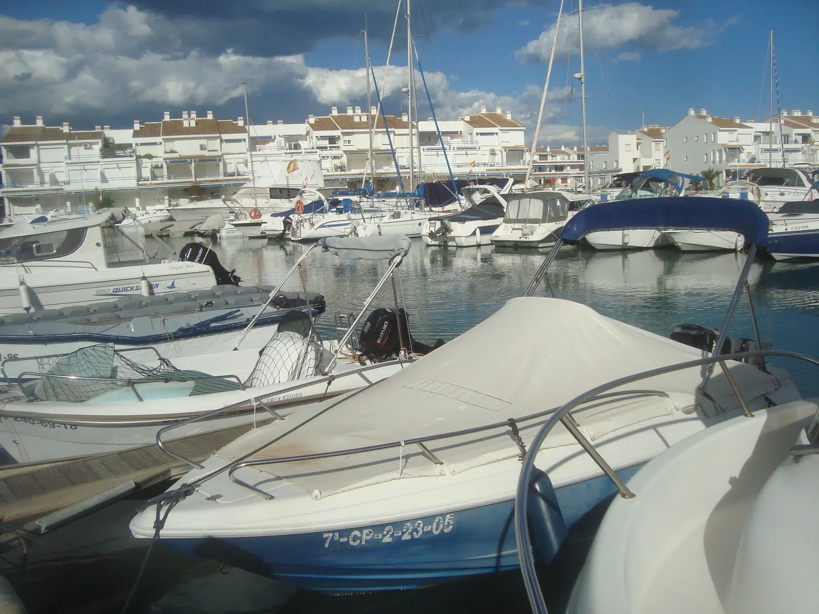 Barcos amarrados en el puerto deportivo de Las Fuentes, en Alcossebre (España)